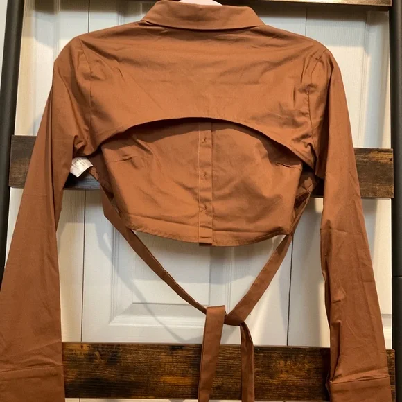 🆕JLUXLABEL BROWN BACKLESS LONG-SLEEVE BUTTON DOWN CROPPED TIE AROUND SHIRT - Picture 3 of 9